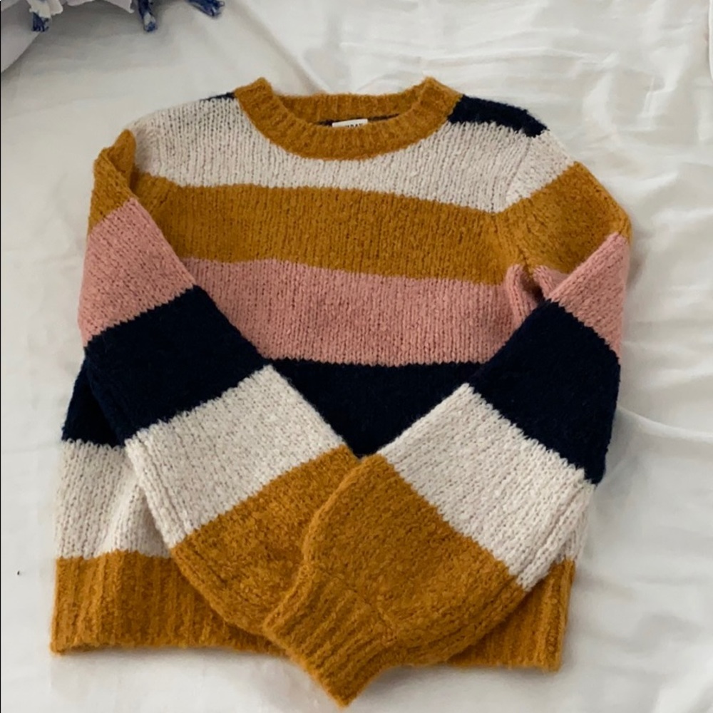 Aritzia sweater - NEVER WORN - Size small